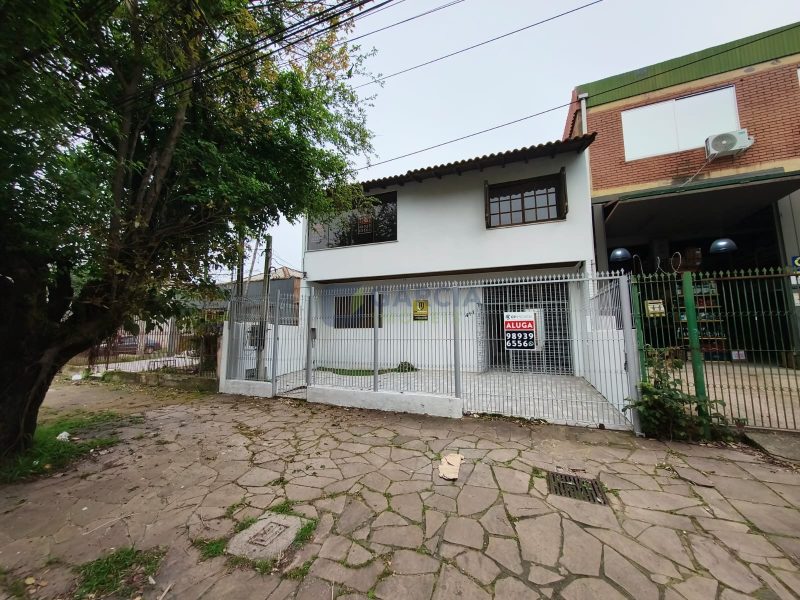 Casa com 237m², 4 dormitórios, 3 vagas no bairro Santa Maria Goretti em Porto Alegre