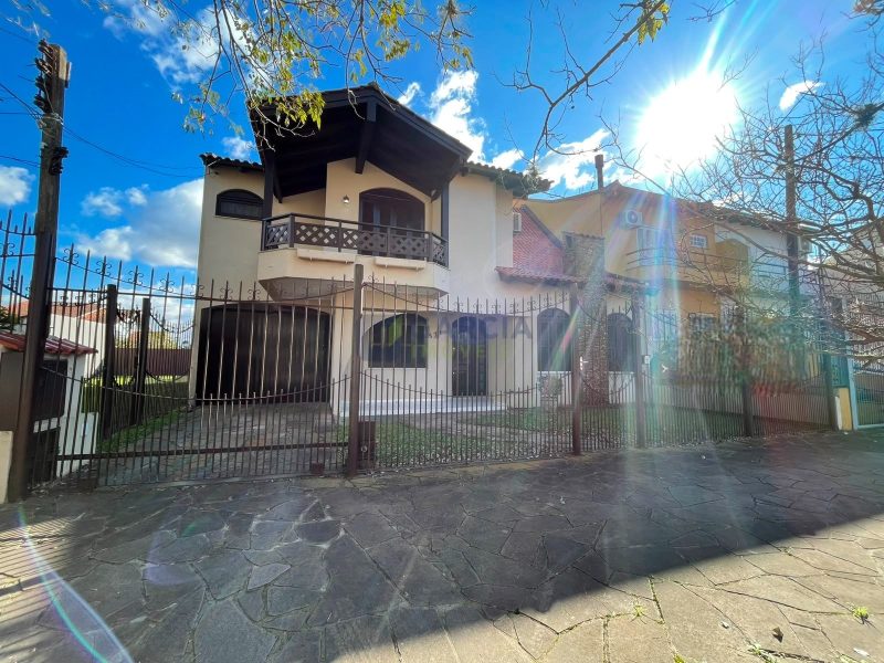 Casa com 287m², 5 dormitórios, 1 suíte, 3 vagas no bairro Jardim Itu em Porto Alegre