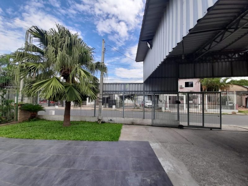 Casa com 60m², 2 dormitórios, 4 vagas no bairro Sarandi em Porto Alegre