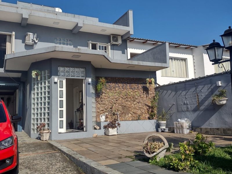 Casa com 400m², 3 dormitórios, 1 suíte, 2 vagas no bairro Costa e Silva em Porto Alegre