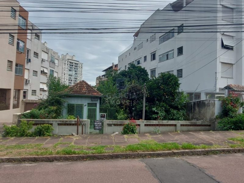 Terreno com 371m² no bairro Passo da Areia em Porto Alegre