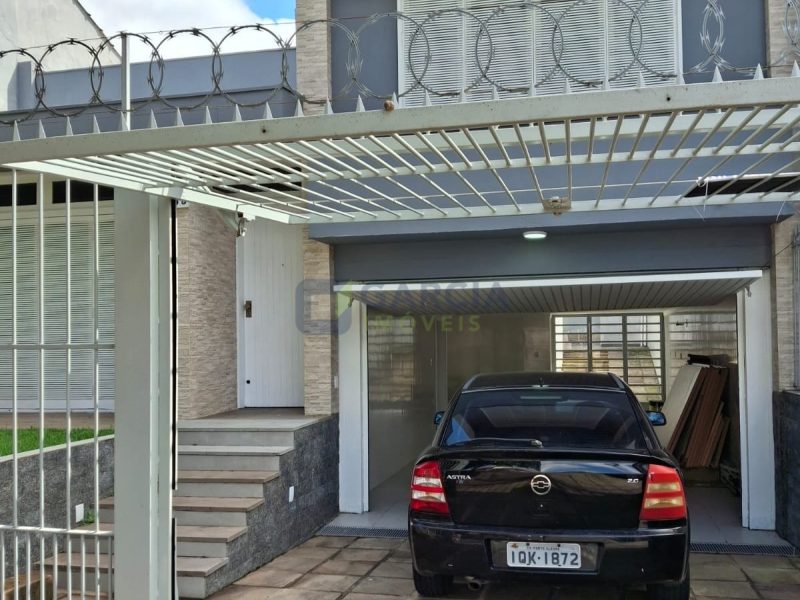 Casa com 228m², 3 dormitórios, 1 suíte, 4 vagas no bairro Vila Ipiranga em Porto Alegre