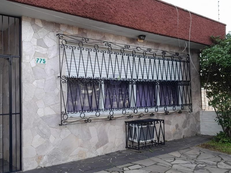 Casa com 254m², 2 dormitórios, 1 suíte, 5 vagas no bairro Sarandi em Porto Alegre