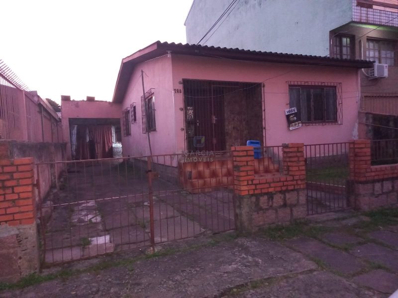 Casa com 300m², 2 dormitórios, 1 vaga no bairro Sarandi em Porto Alegre