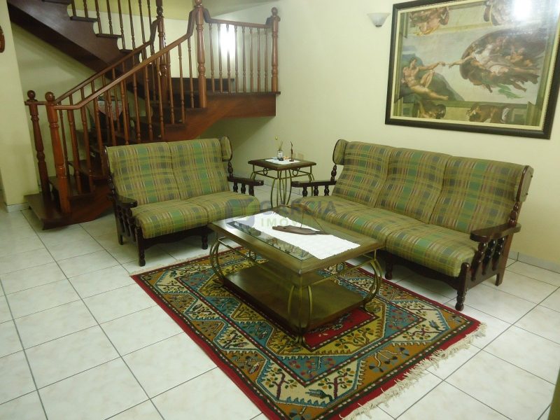 Casa com 365m², 4 dormitórios, 2 suítes, 4 vagas no bairro São Sebastião em Porto Alegre