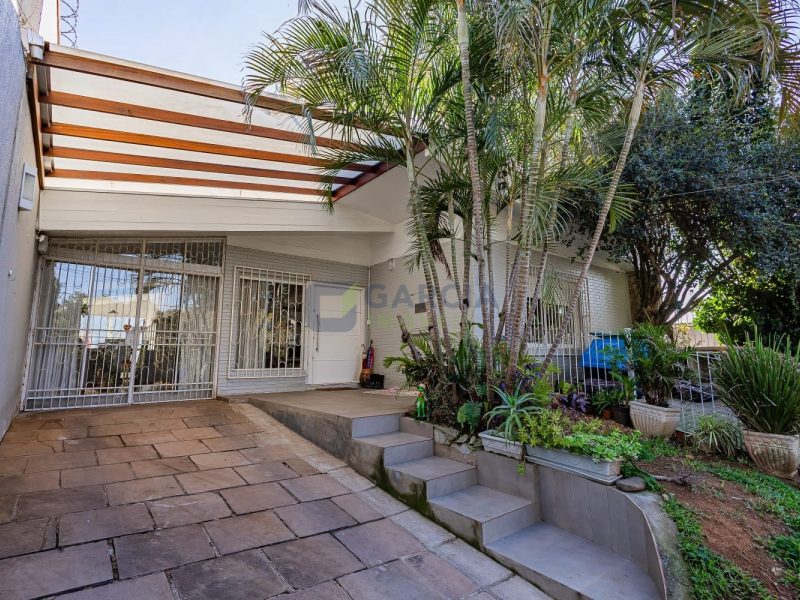 Casa com 200m², 3 dormitórios, 1 suíte, 2 vagas no bairro Jardim Sabará em Porto Alegre