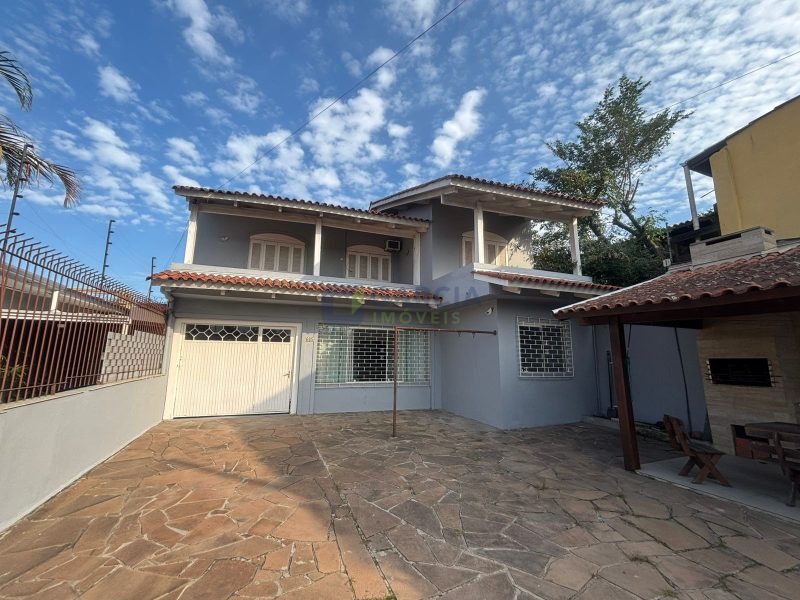 Casa com 250m², 3 dormitórios, 1 suíte, 3 vagas no bairro Santa Rosa de Lima em Porto Alegre
