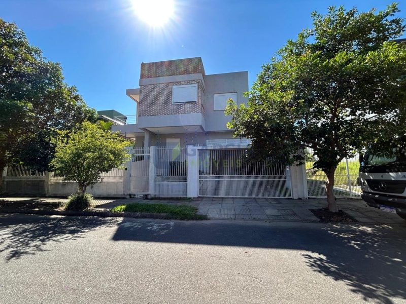 Casa com 301m², 3 dormitórios, 1 suíte, 2 vagas no bairro Alto Petrópolis em Porto Alegre