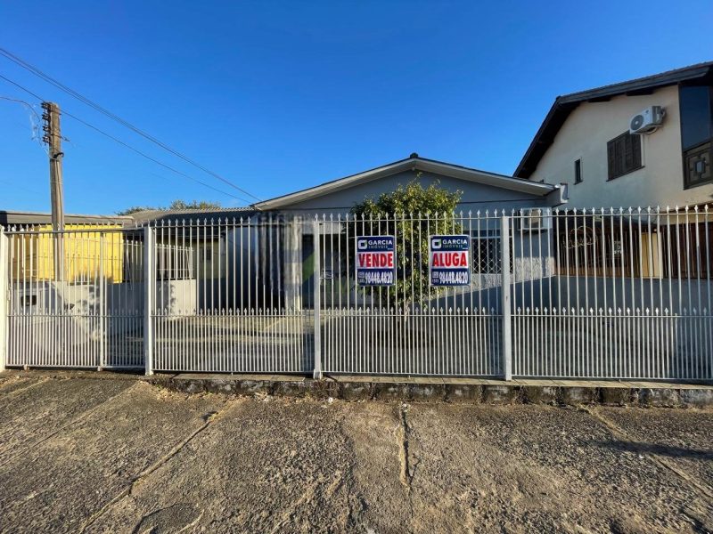 Casa com 180m², 2 dormitórios, 3 vagas no bairro Sarandi em Porto Alegre