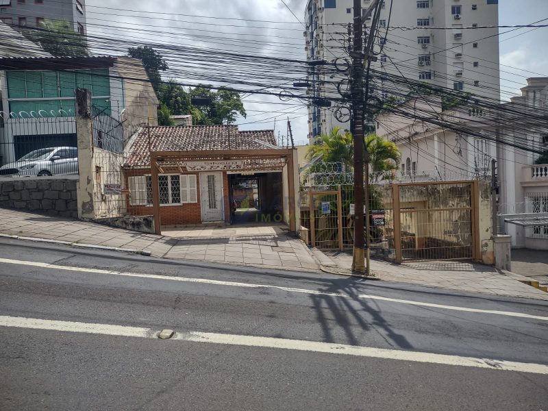 Depósito com 570m², 2 dormitórios, 30 vagas no bairro Floresta em Porto Alegre