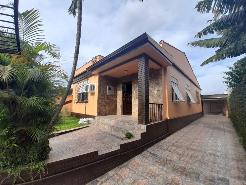 Casa com 134m², 2 dormitórios, 3 vagas no bairro Sarandi em Porto Alegre