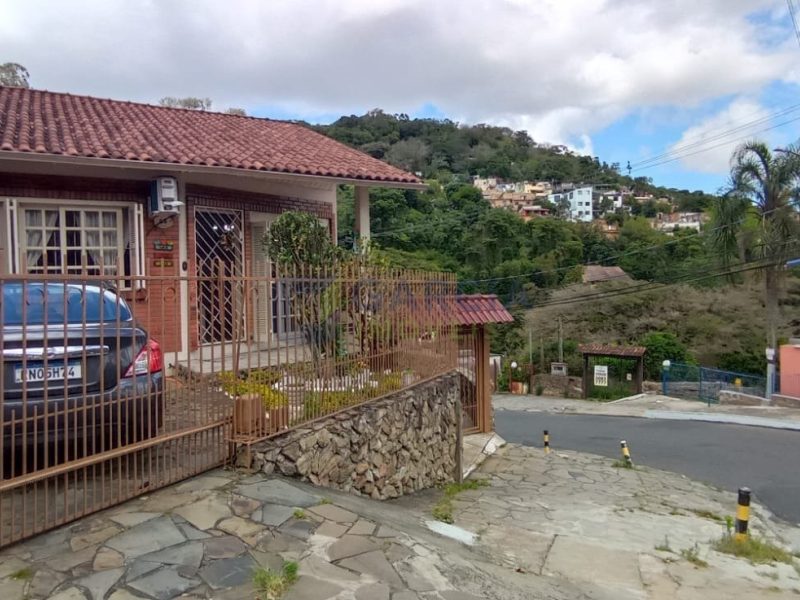 Casa com 164m², 3 dormitórios, 1 suíte, 3 vagas no bairro Cascata em Porto Alegre