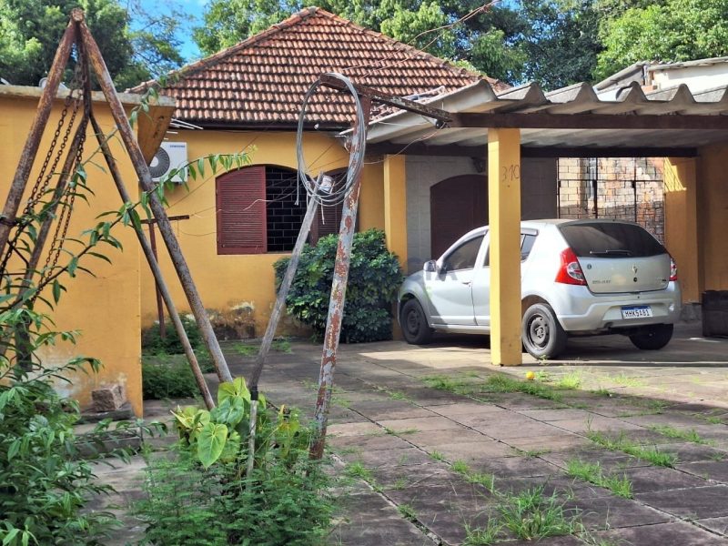 Casa com 80m², 3 dormitórios, 1 suíte, 1 vaga no bairro Jardim Itu Sabará em Porto Alegre