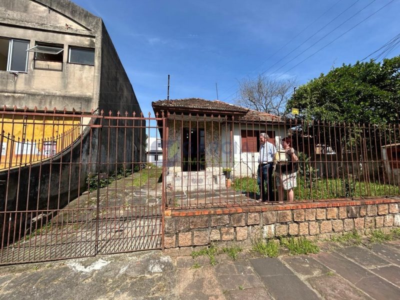 Terreno com 156m², 2 dormitórios, 4 vagas no bairro Jardim Itu em Porto Alegre