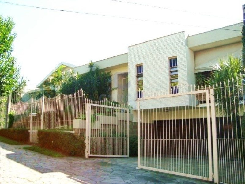 Casa com 550m², 5 dormitórios, 4 vagas no bairro Chácara das Pedras em Porto Alegre