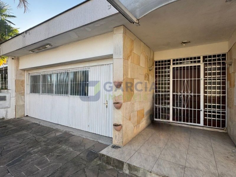 Casa com 396m², 4 dormitórios, 1 suíte, 4 vagas no bairro Jardim Lindóia em Porto Alegre