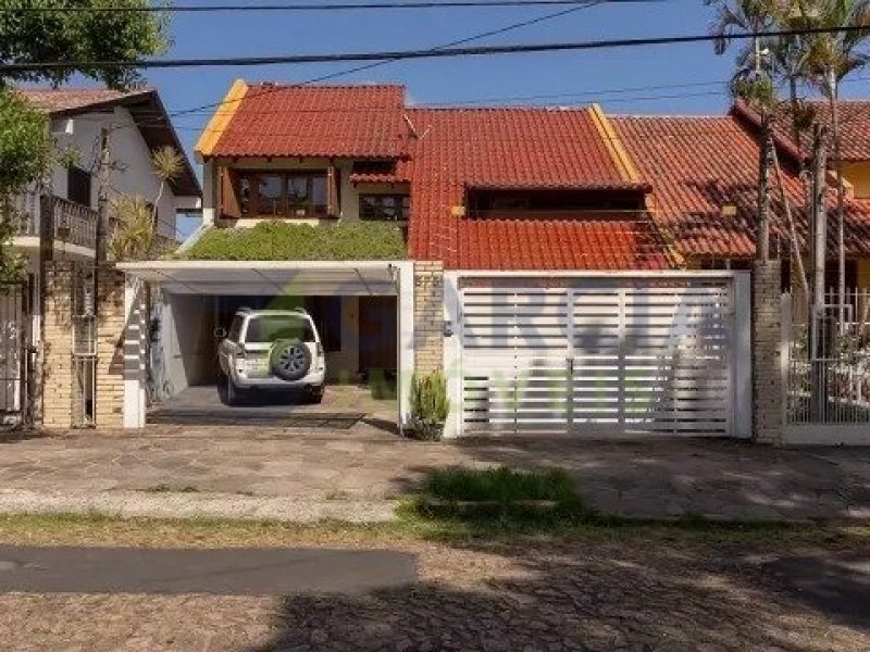 Casa com 350m², 4 dormitórios, 1 suíte, 3 vagas no bairro Jardim Itu em Porto Alegre