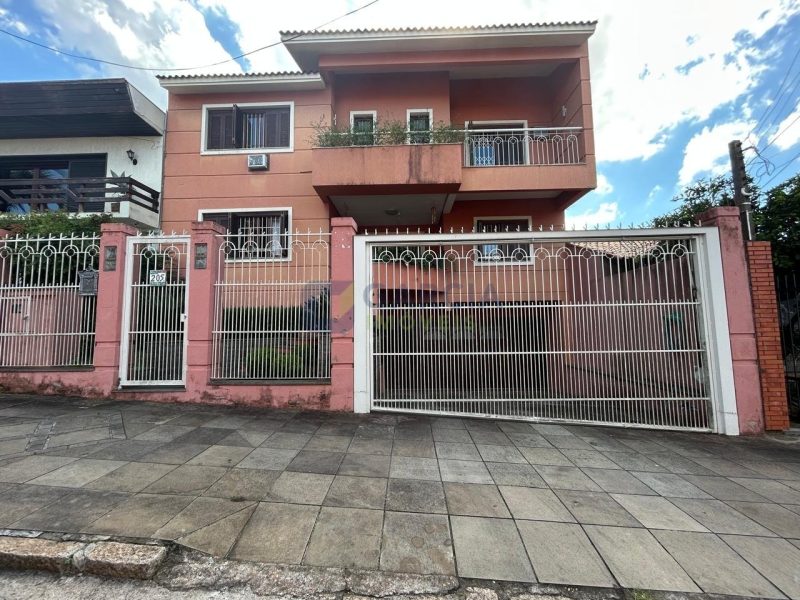 Casa com 508m², 4 dormitórios, 1 suíte, 4 vagas no bairro Vila Ipiranga em Porto Alegre