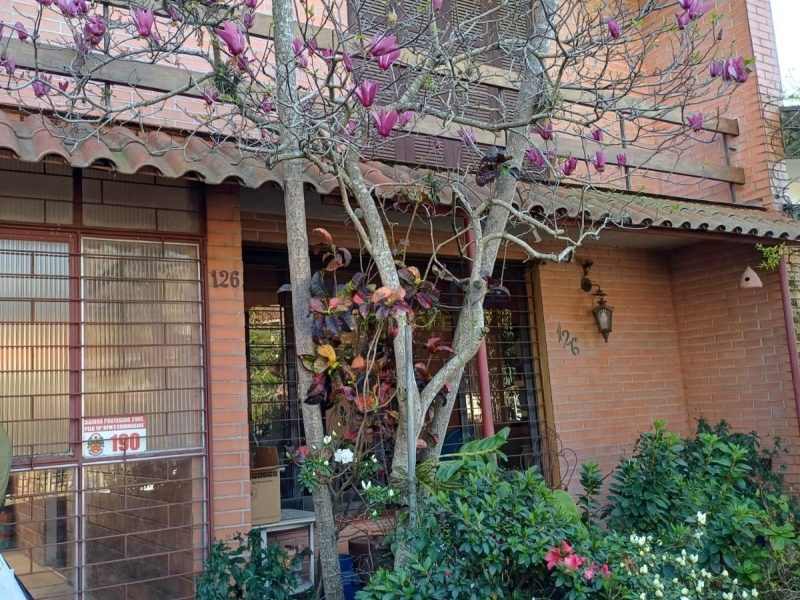 Casa com 200m², 4 dormitórios, 2 vagas no bairro Partenon em Porto Alegre