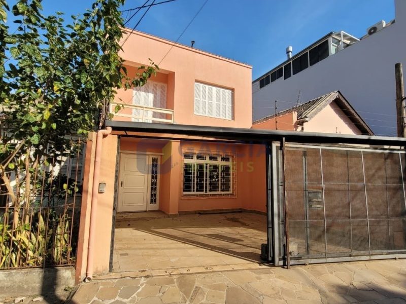 Casa com 240m², 4 dormitórios, 3 suítes, 2 vagas no bairro Floresta em Porto Alegre