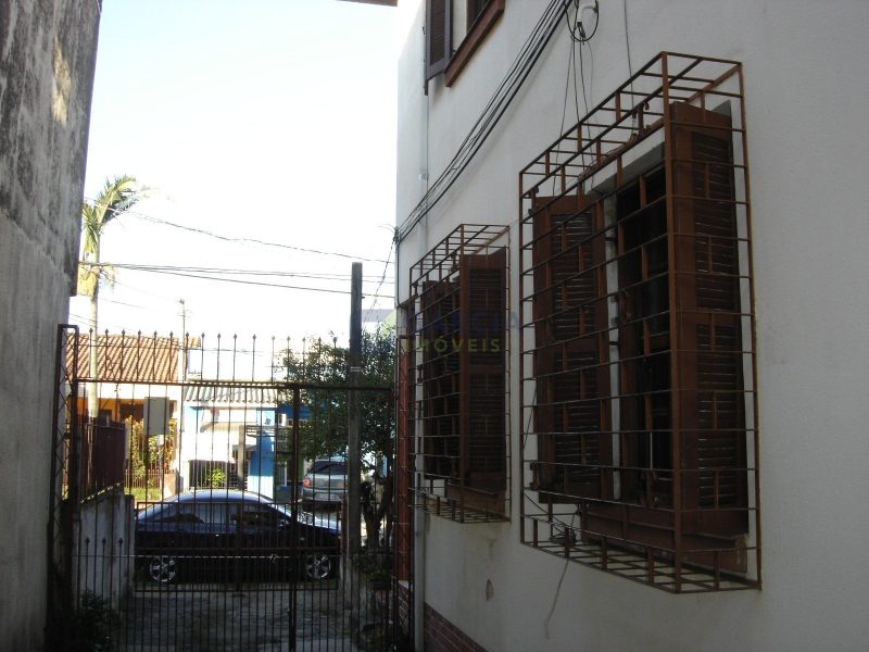 Casa com 271m², 4 dormitórios, 3 vagas no bairro São Sebastião em Porto Alegre