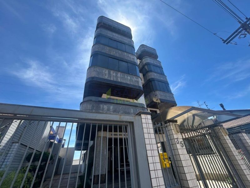 Apartamento com 172m², 4 dormitórios, 1 suíte, 2 vagas no bairro Jardim Lindóia em Porto Alegre