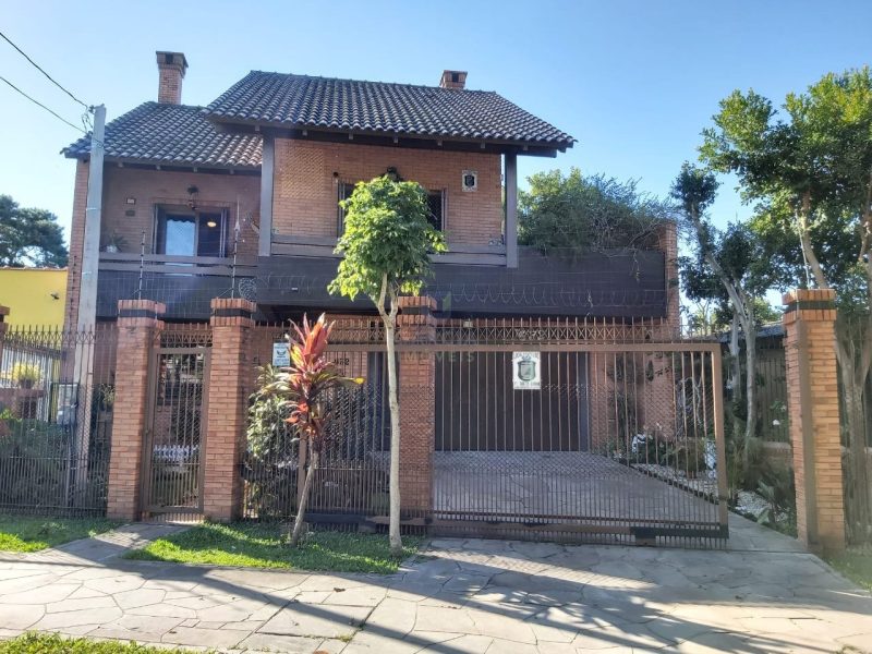 Casa com 212m², 3 dormitórios, 1 suíte, 2 vagas no bairro Vila Floresta em Porto Alegre