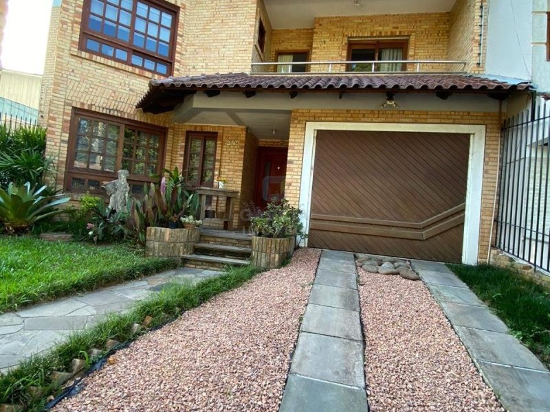 Casa com 205m², 3 dormitórios, 2 suítes, 2 vagas no bairro Vila Ipiranga em Porto Alegre