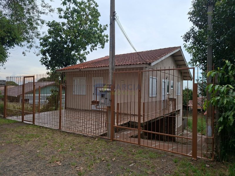 Casa com 40m², 3 dormitórios, 2 vagas no bairro Rubem Berta em Porto Alegre