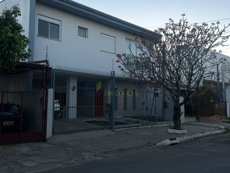 Casa com 356m², 4 dormitórios, 1 suíte, 4 vagas no bairro Navegantes em Porto Alegre