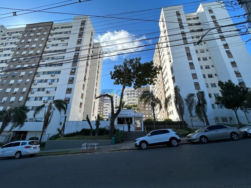 Apartamento com 70m², 2 dormitórios, 1 suíte, 1 vaga no bairro Passo da Areia em Porto Alegre