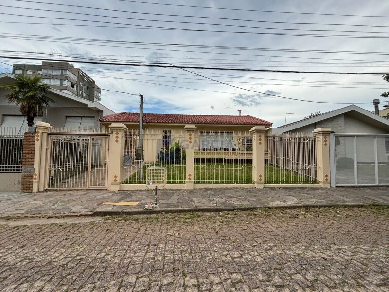 Casa com 220m², 3 dormitórios, 1 suíte, 4 vagas no bairro Jardim Lindóia em Porto Alegre
