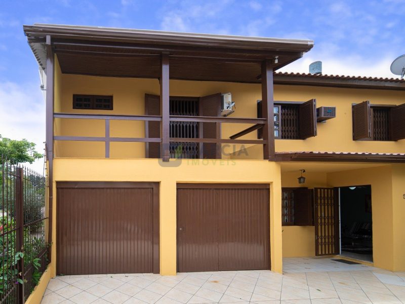 Casa com 171m², 3 dormitórios, 1 suíte, 2 vagas no bairro Partenon em Porto Alegre