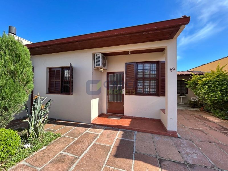 Casa com 58m², 2 dormitórios, 2 vagas no bairro Parque Minuano em Porto Alegre