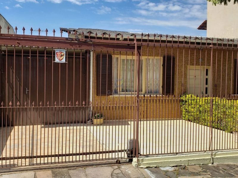 Casa com 170m², 3 dormitórios, 1 suíte, 4 vagas no bairro Passo das Pedras em Porto Alegre