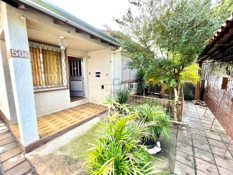 Casa com 263m², 6 dormitórios, 1 suíte, 2 vagas no bairro Parque Minuano em Porto Alegre