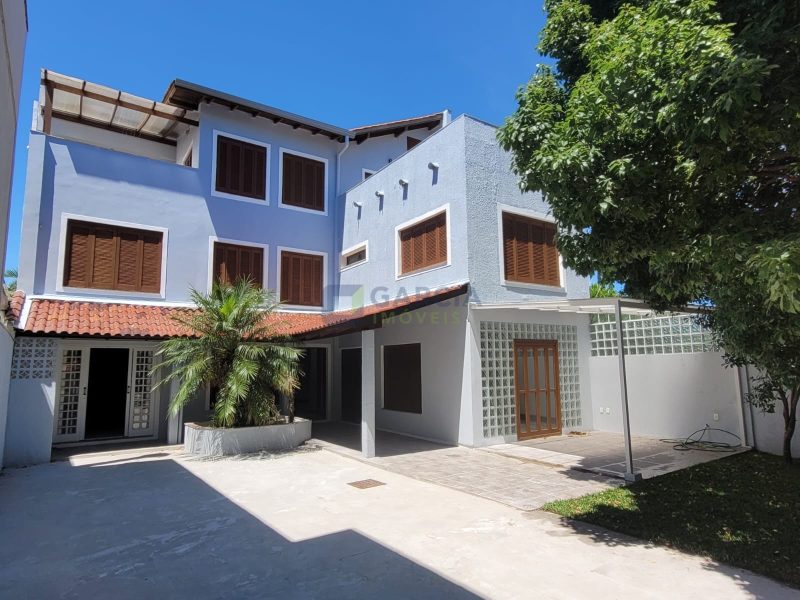 Casa com 341m², 3 dormitórios, 1 suíte, 8 vagas no bairro Ipanema em Porto Alegre
