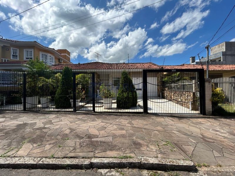 Casa com 253m², 5 dormitórios, 1 suíte, 4 vagas no bairro Vila Ipiranga em Porto Alegre