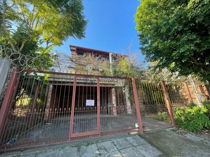 Casa com 190m², 4 dormitórios, 2 vagas no bairro Jardim Leopoldina em Porto Alegre