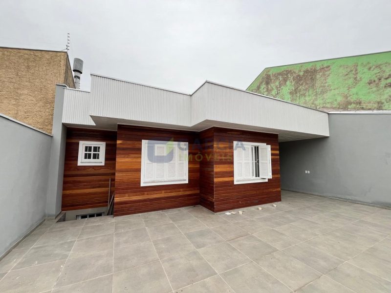 Casa com 130m², 3 dormitórios, 1 suíte, 2 vagas no bairro Costa e Silva em Porto Alegre