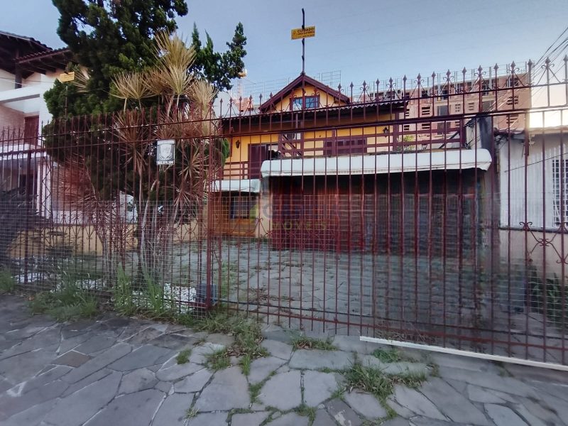 Casa com 250m², 3 dormitórios, 1 suíte, 2 vagas no bairro Sarandi em Porto Alegre